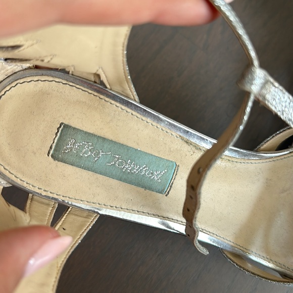 Silver Heels - Picture 3 of 3